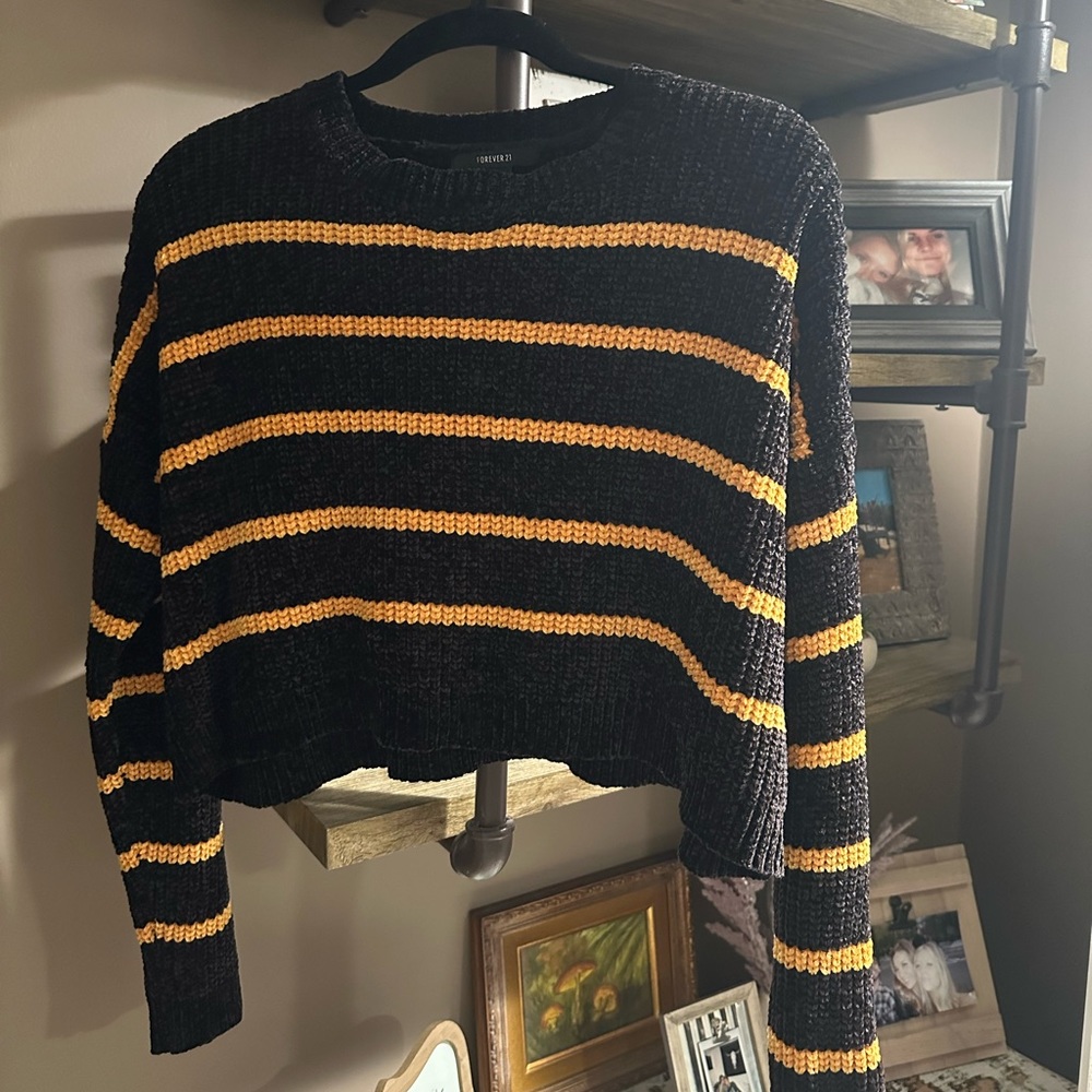 Medium forever 21 cropped sweater! Never worn!